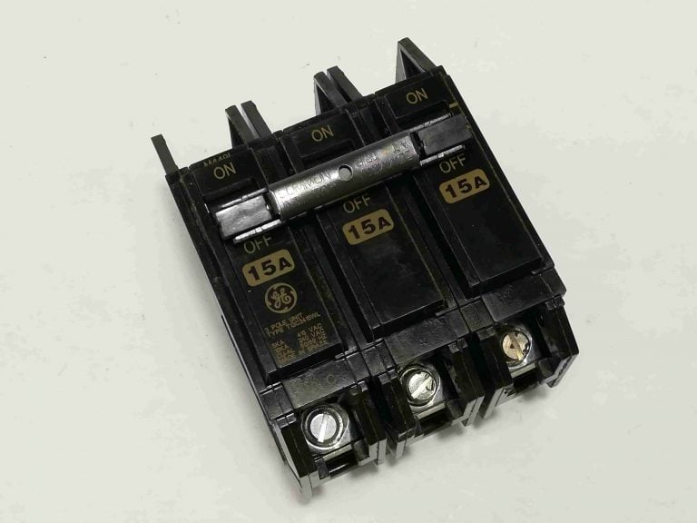 G.E. LIGHTNING  Circuit Breaker (TQC) – Bolt-On Type, 3 Pole, 240V, 10 KAIC